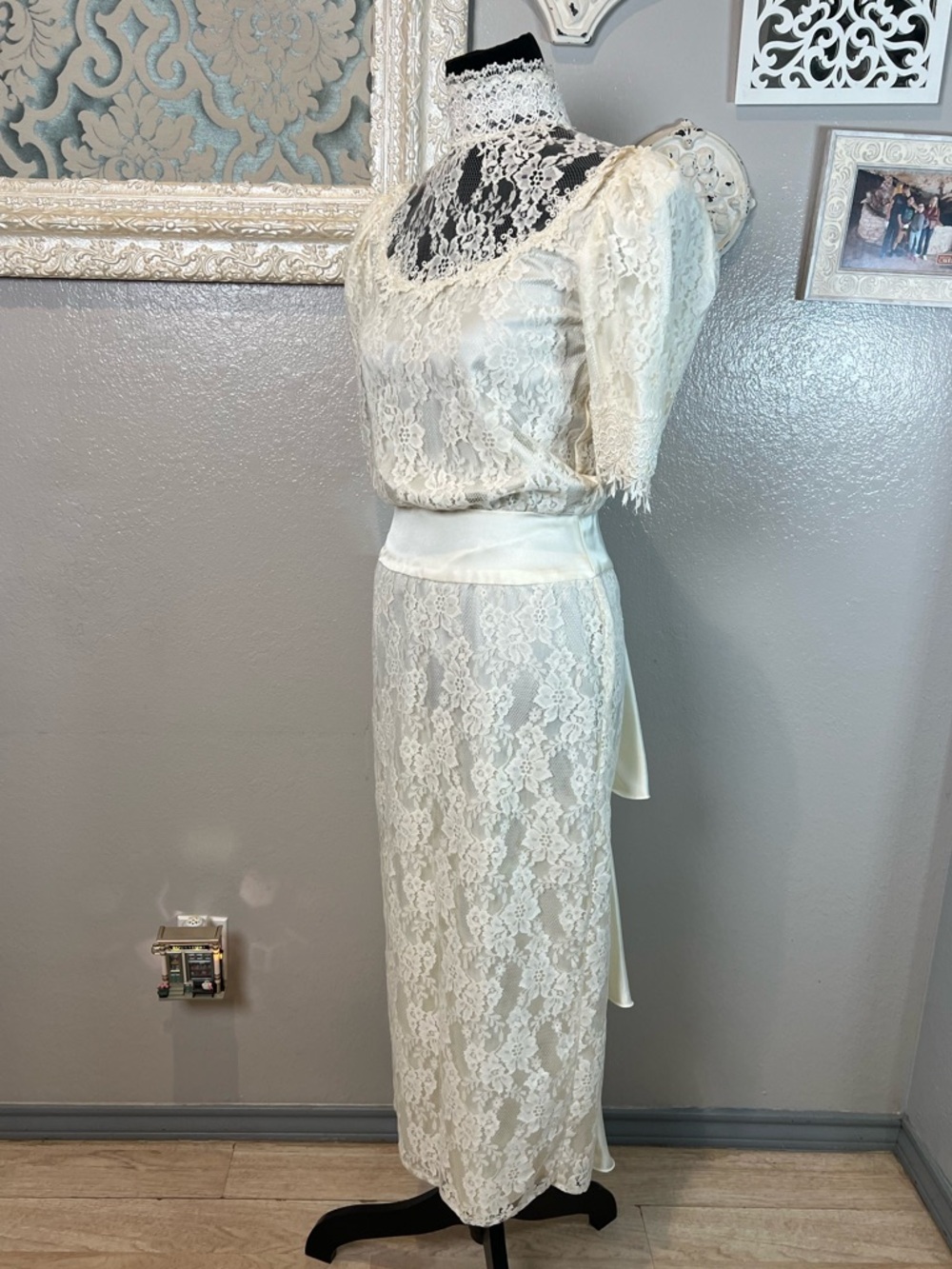 Jessica McClintock Ivory Lace Dress Label Detail